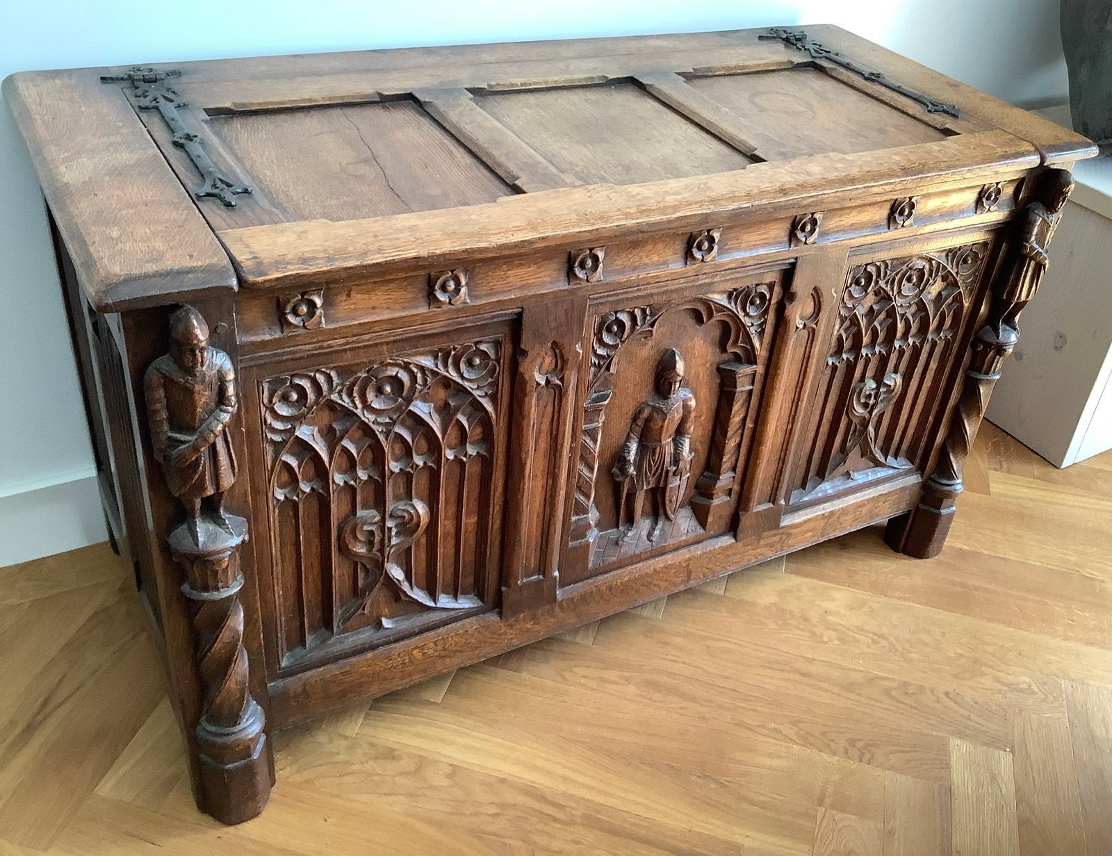 Antieke Fraai Bewerkte Eiken Kist , afm.105,5 Br x 47Dx 49 H, Ophalen