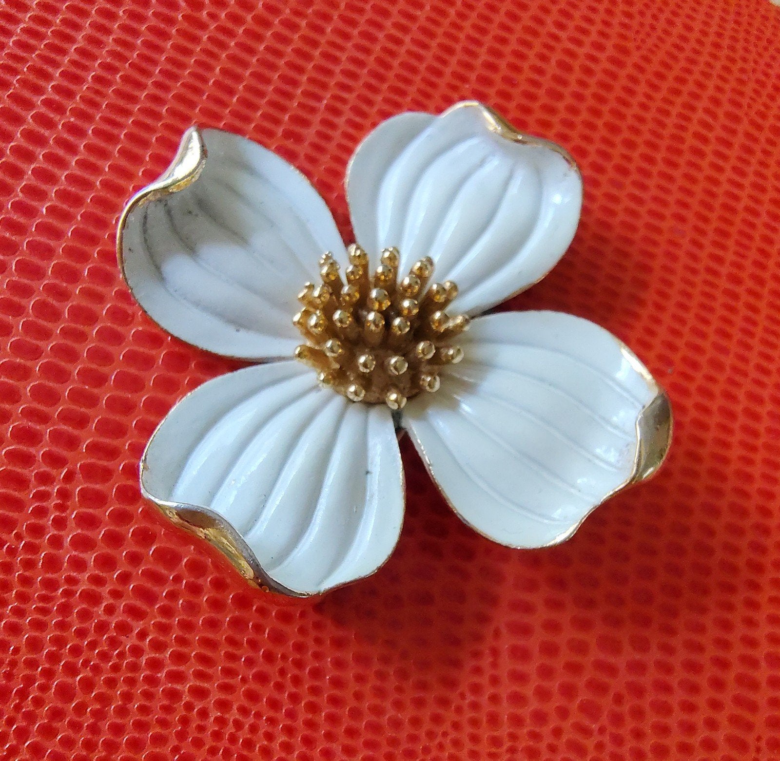 Vintage Crown Trifari Kornoelje Broche - Wit en Goudkleurig, Overige materialen, 4 tot 7 cm, Gebruikt, Wit