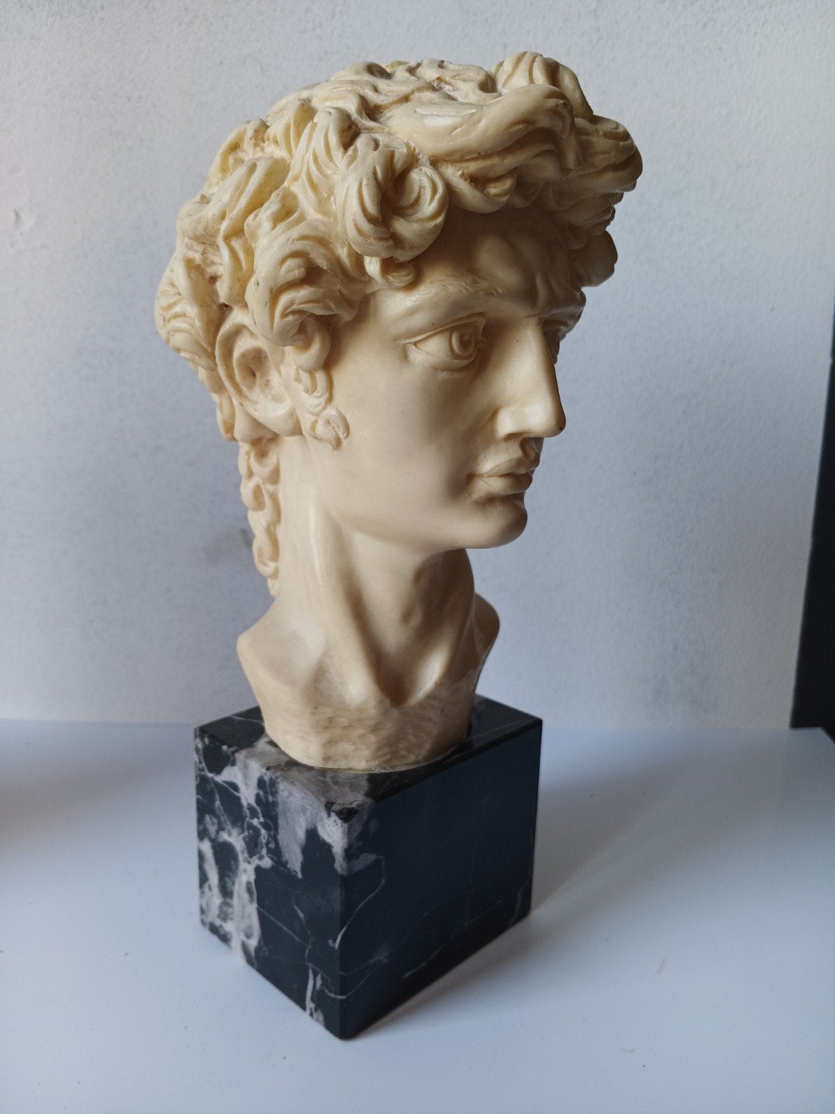 Buste 'David' van Michelangelo, marmeren pidestal., Ophalen of Verzenden