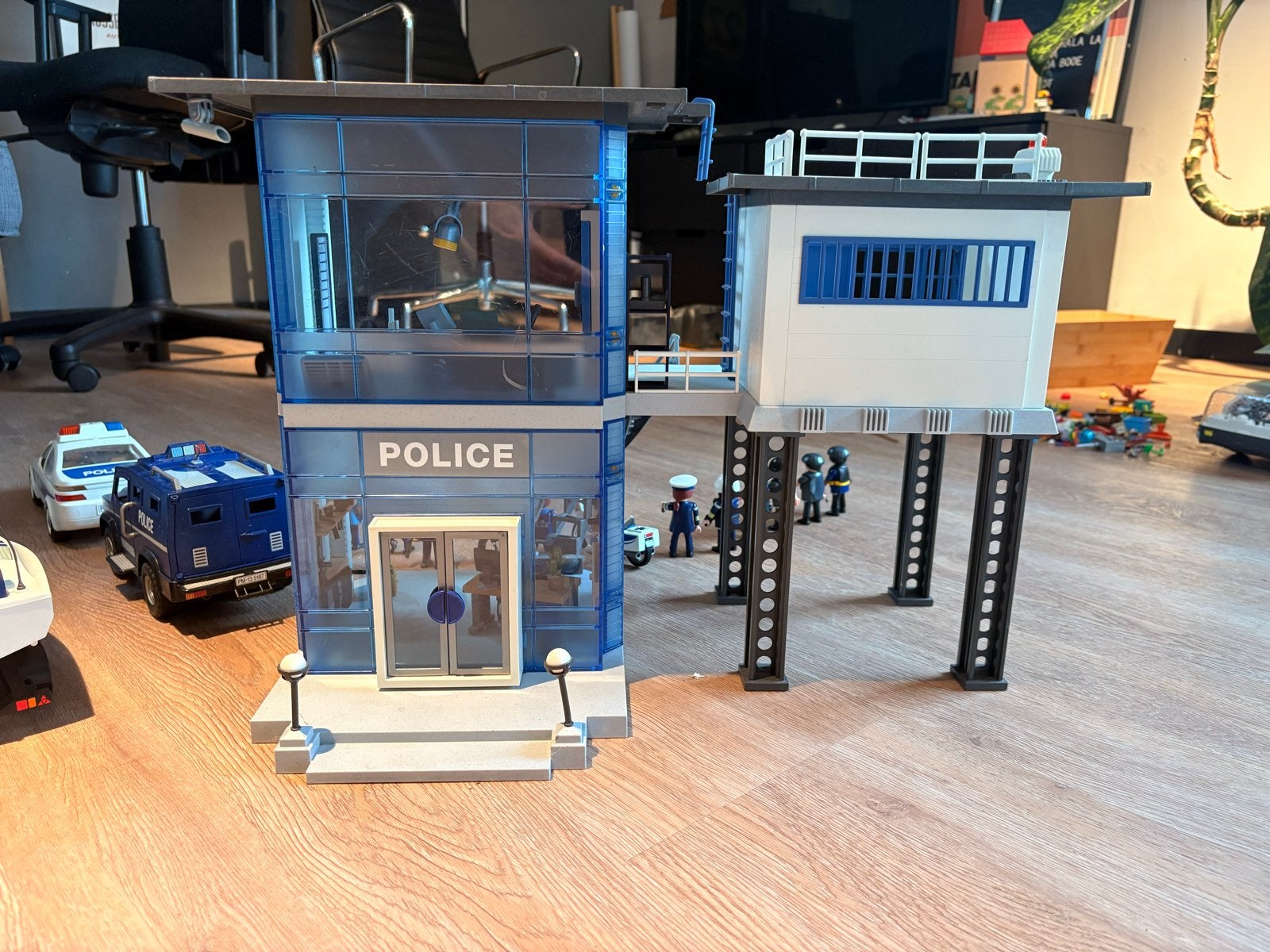Foto 10 van Grote Playmobil Politie Set: Bureau, Voertuigen & Figuren