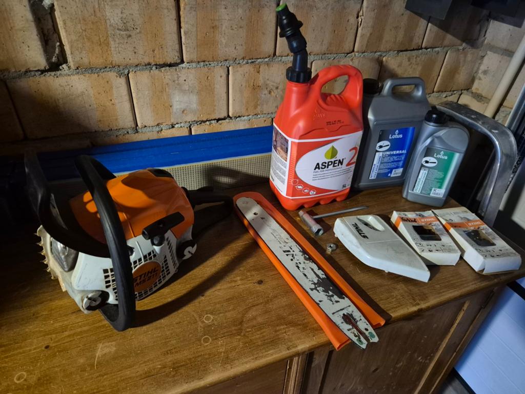 Stihl MS211 Kettingzaag met complete uitrusting, Doe-het-zelf en Verbouw, Gereedschap | Zaagmachines, Ophalen, Stihl, 70 mm of meer