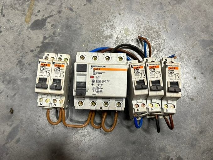Aardlekschakelaar met 5 automaten, Ophalen of Verzenden, Gebruikt