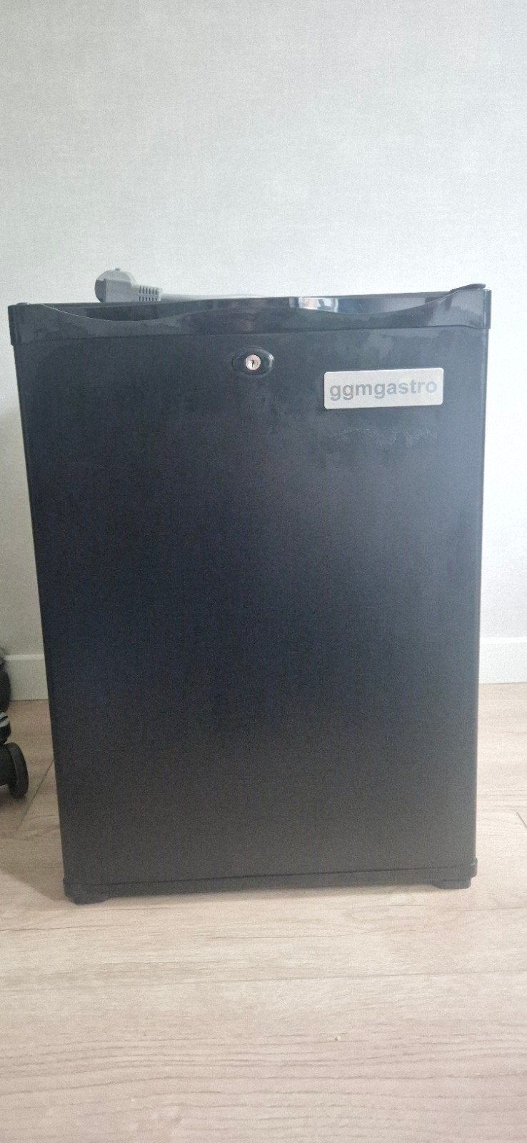 Compacte GGMgastro koelkast - Ideaal voor kleine ruimtes, Ophalen, Minder dan 85 cm, Minder dan 75 liter, Energieklasse A of zuiniger