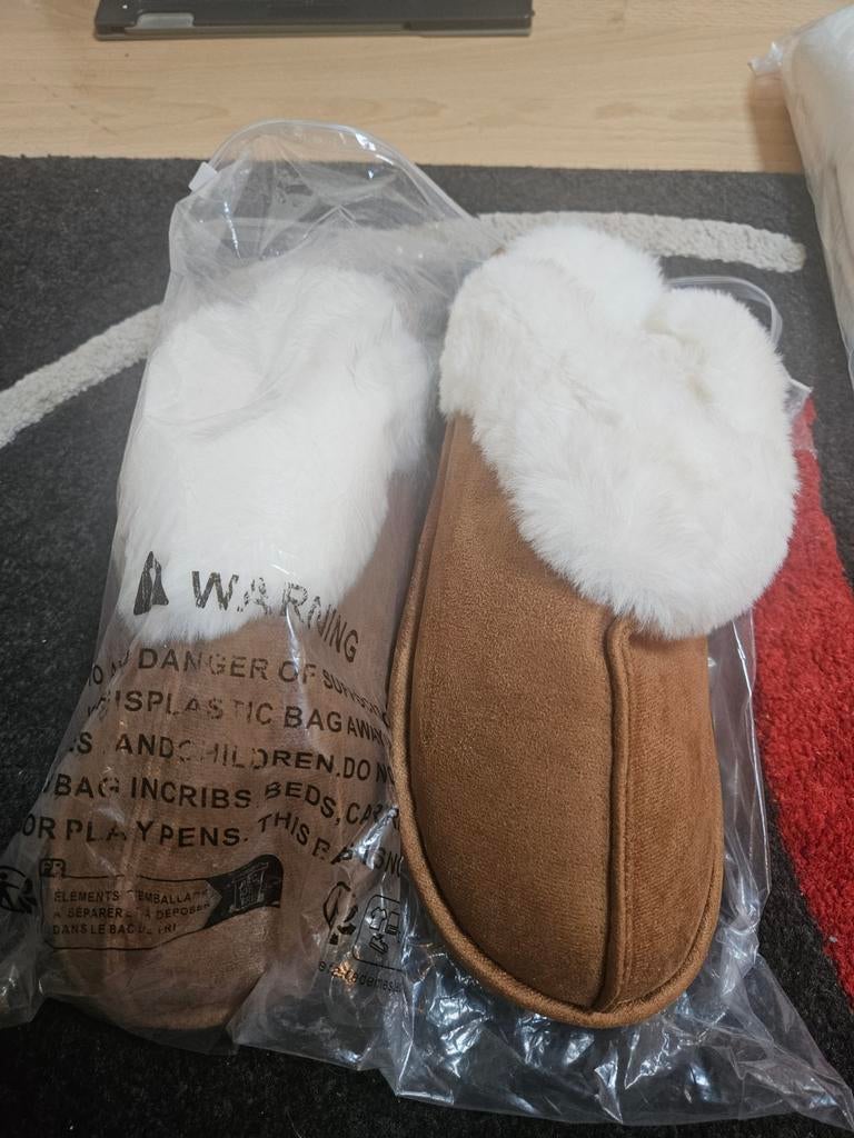 Comfortabele bruine pantoffels met wit bont, Kleding | Dames, Ophalen of Verzenden, Nieuw, Bruin, Pantoffels of Sloffen