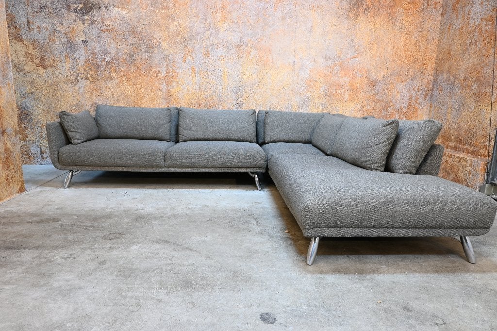 ZANieuw grijze stoffen Design on Stock Byen design hoekbank, Huis en Inrichting, 250 tot 300 cm, Design on Stock, Hoekbank, Design on Stock