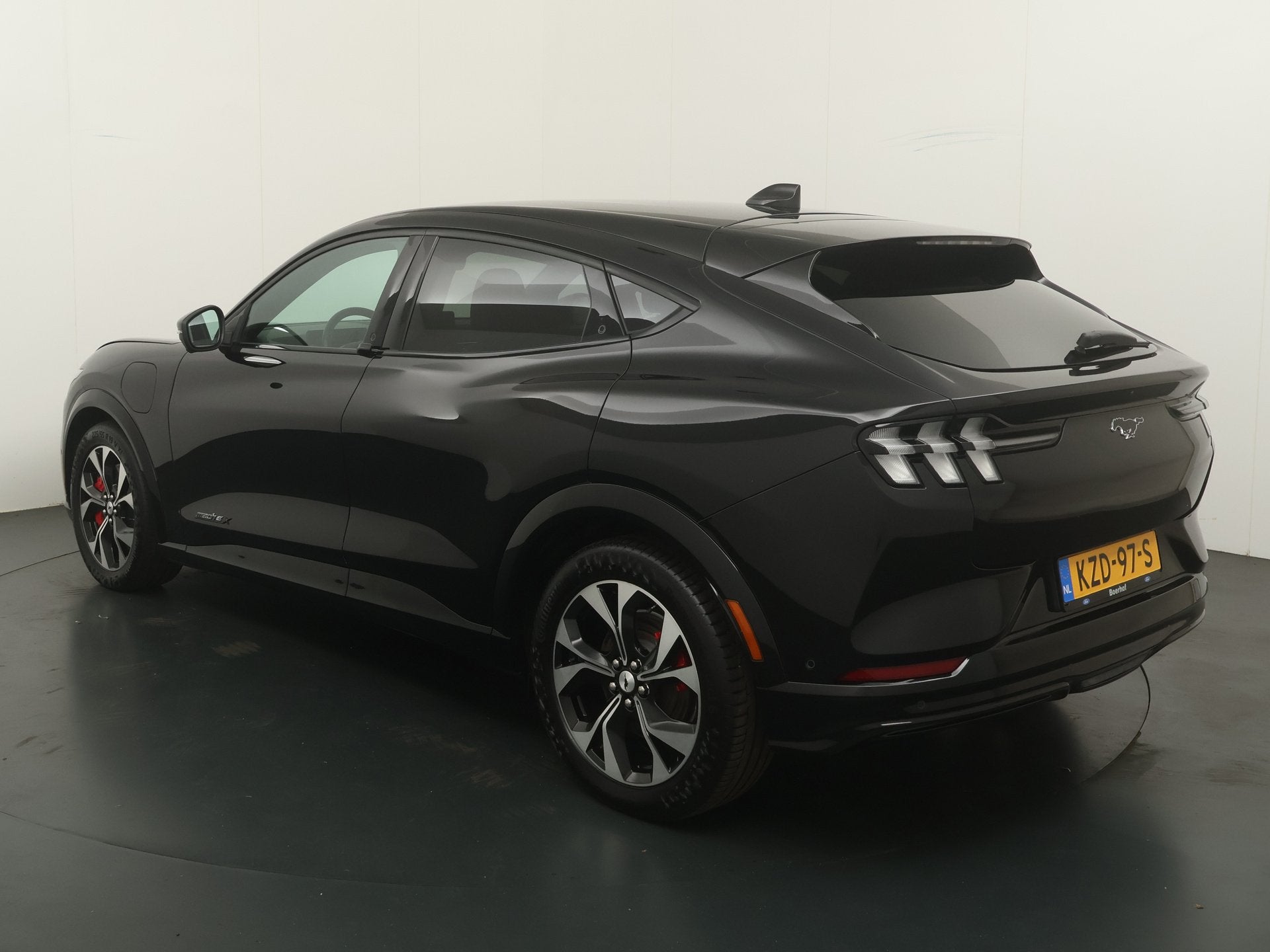 Ford Mustang Mach-E Extended RWD 98 kWh Premium | Adapt. Cru, Automaat, Gebruikt, 610 km, Zwart