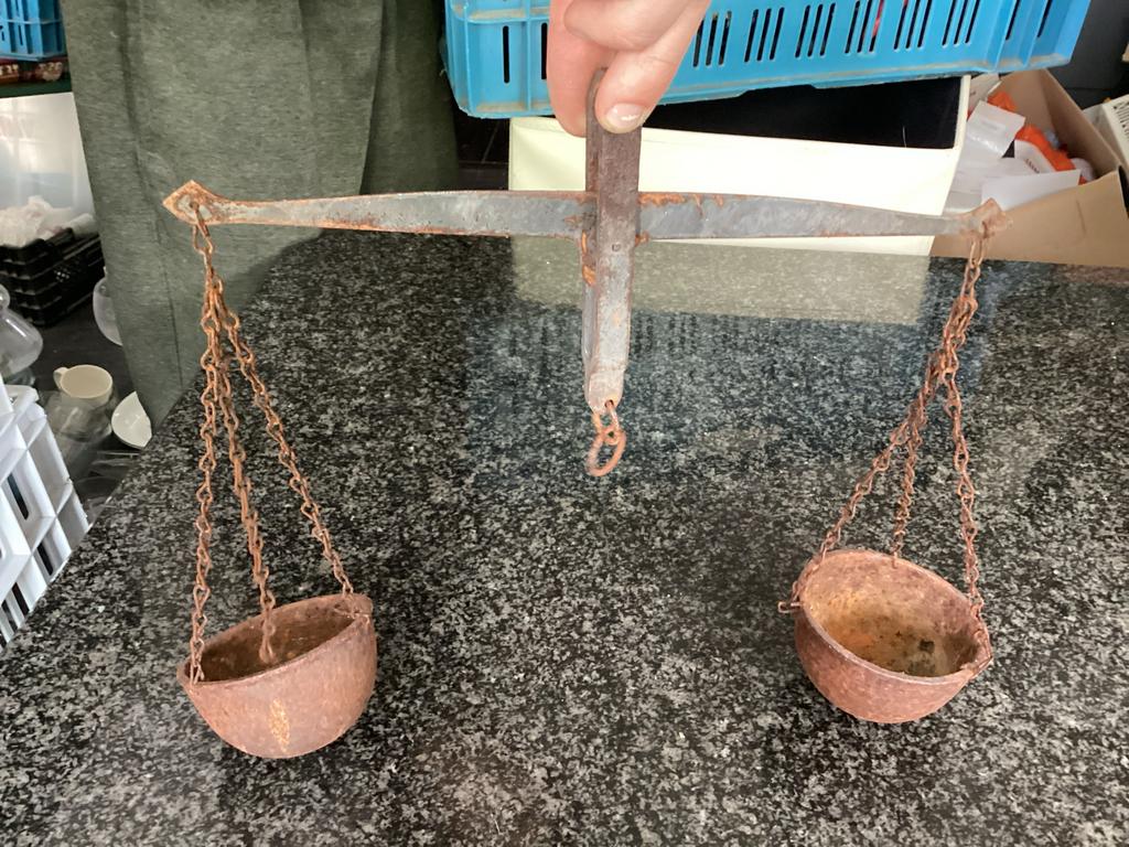 Antieke handweegschaal met roestige schalen, Ophalen of Verzenden