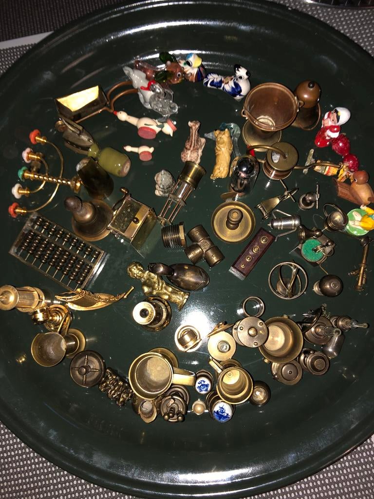 Verzameling van miniatuur messing en porseleinen beeldjes, Ophalen of Verzenden