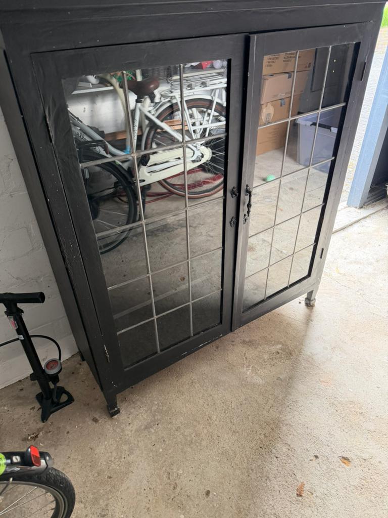 Antiek kastje met glas in lood, Ophalen