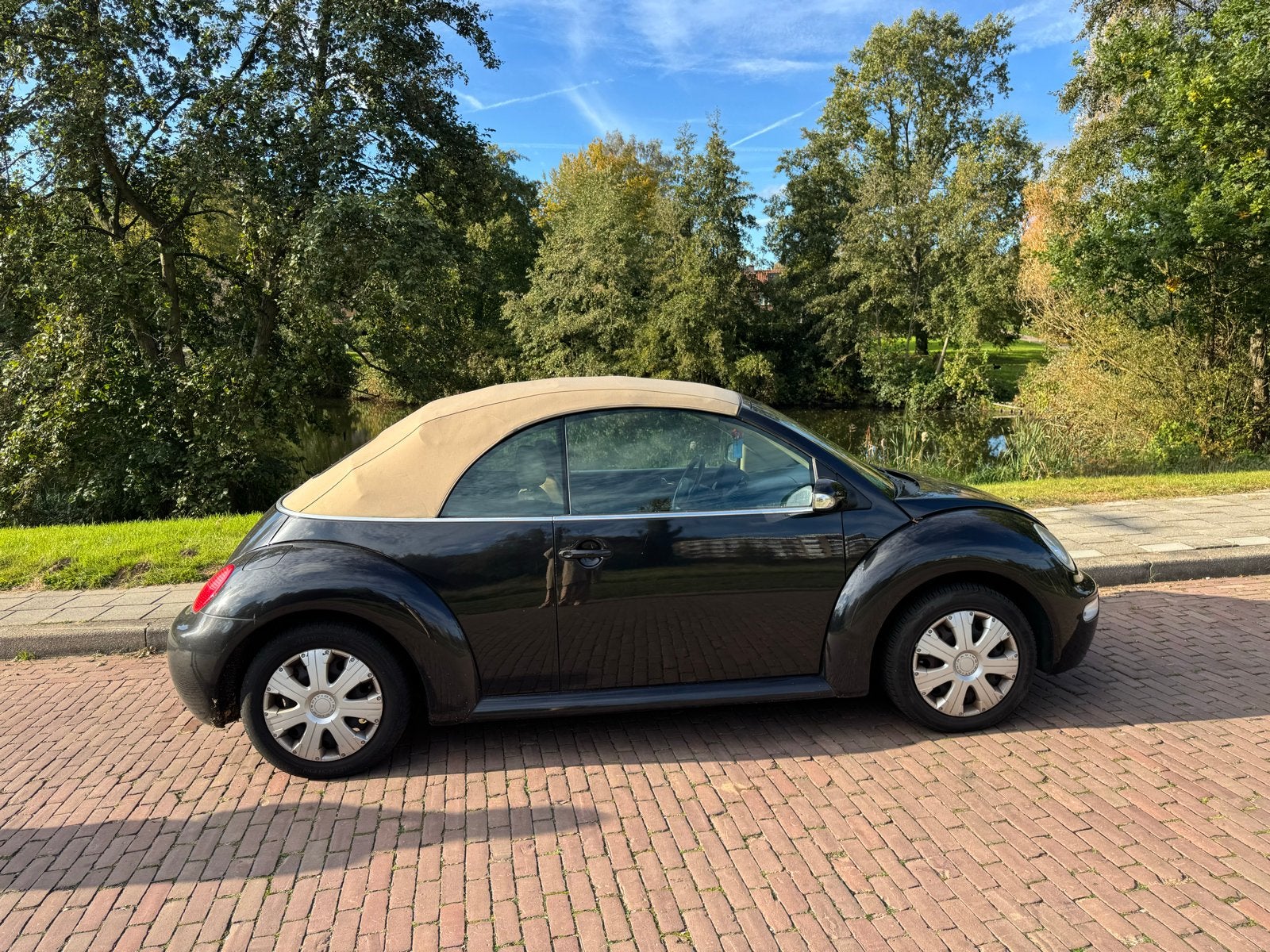 Volkswagen Beetle (Kever) 2.0 Cabriolet 85KW 2005 Zwart, Auto's, Voorwielaandrijving, Beetle (Kever), 4 cilinders, 4 stoelen