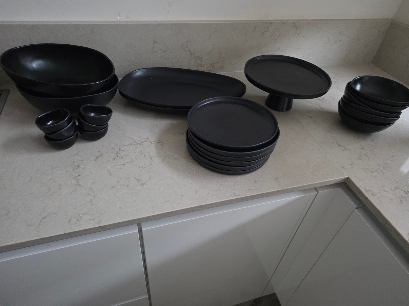 H&M servies zwart, Ophalen of Verzenden, Zo goed als nieuw, Overige stijlen, Kop(pen) en/of Schotel(s)