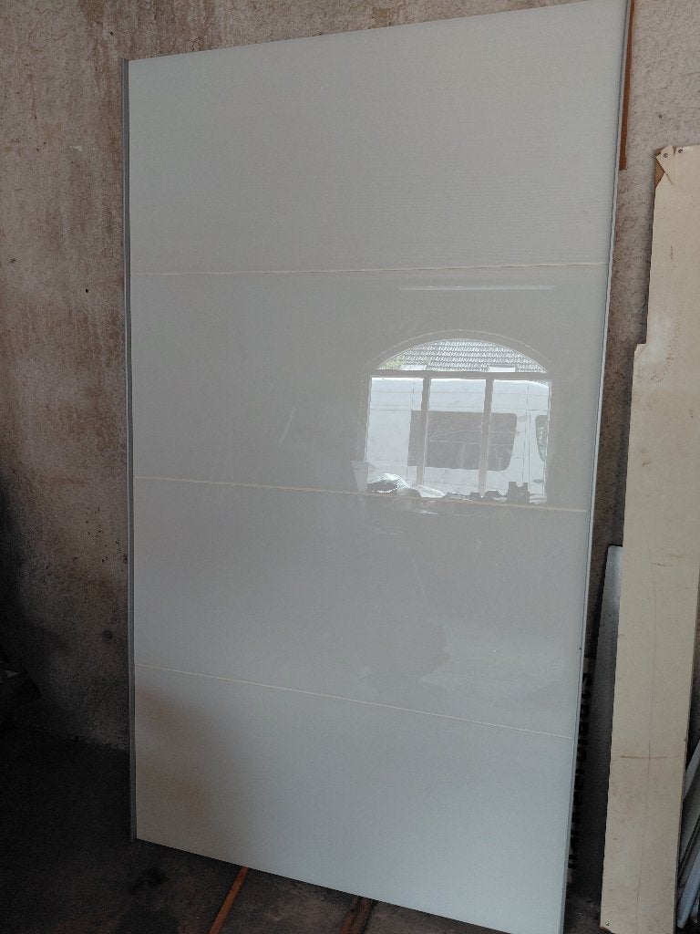 Luxe Duitse zweefdeurkast met wit glas & Hettich soft-close, Huis en Inrichting, Kasten | Kledingkasten, Ophalen, 200 cm of meer