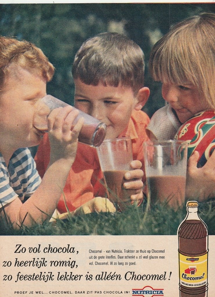 Retro reclame 1966 Nutricia Chocomel jongetjes in gras, Verzenden, Overige typen