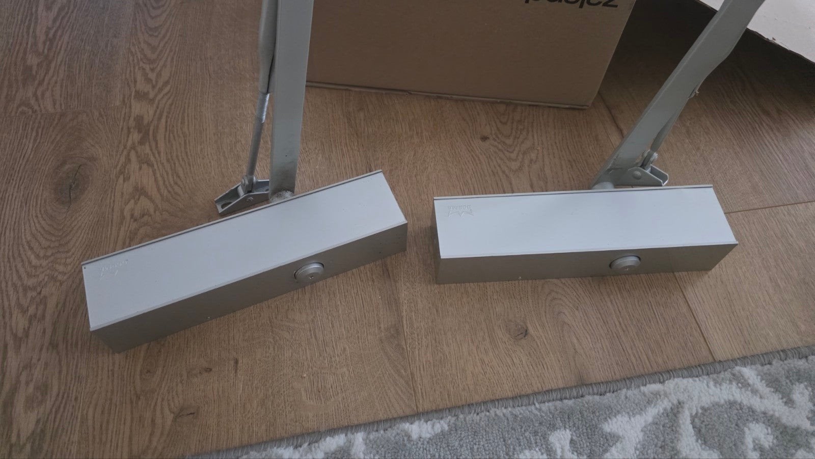 2 Deurdrangers - Zilverkleurig, Doe-het-zelf en Verbouw, Hang- en Sluitwerk, Ophalen of Verzenden, Gebruikt, Overige materialen