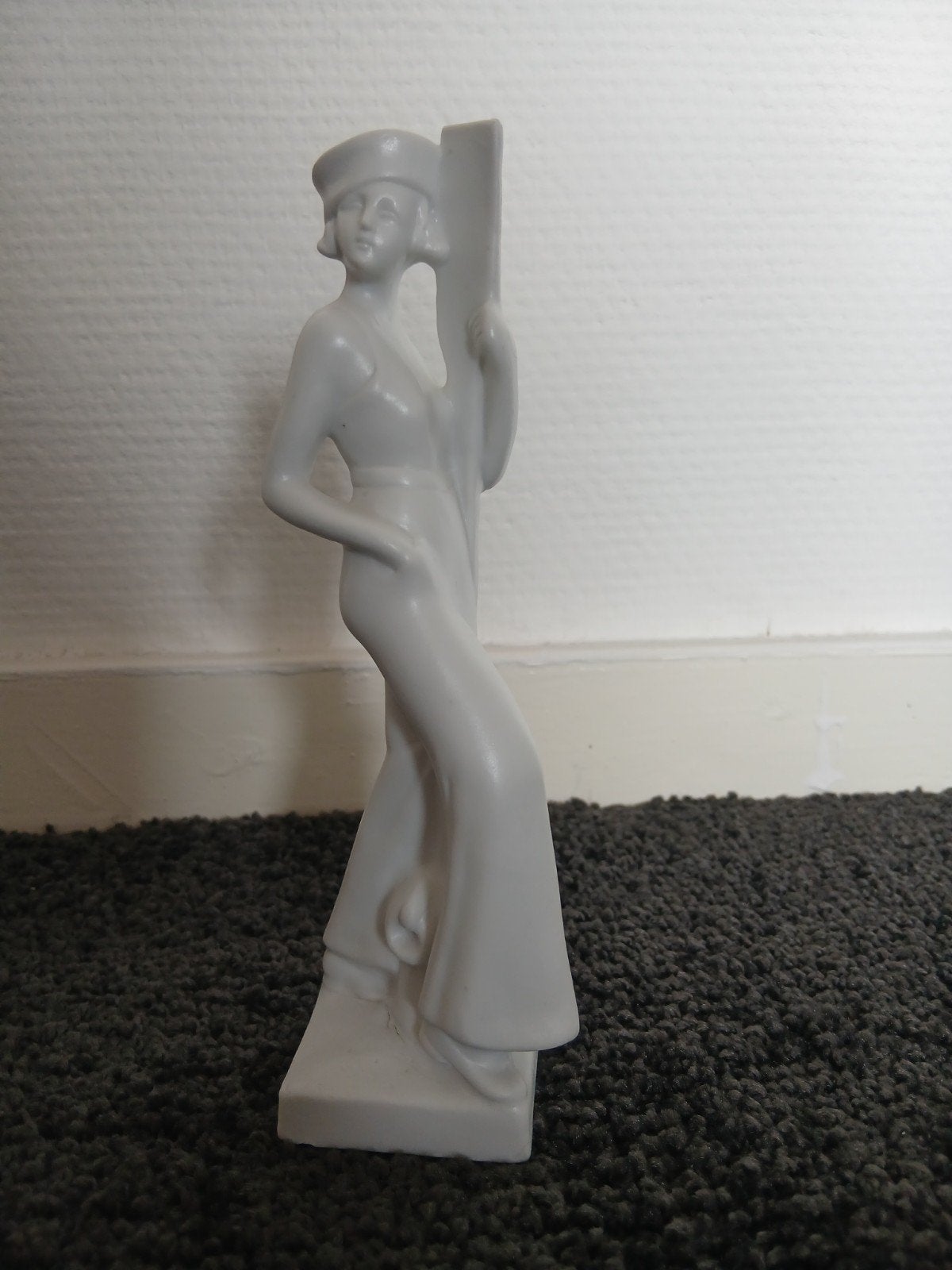Art Deco Beeldje Vrouw met Hoed - Wit Keramiek, Art deco, Ophalen of Verzenden, Beeld, 20 - 50 cm