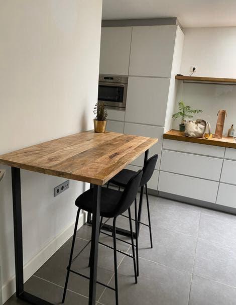 Hoge eettafel/bartafel met metalen onderstel en krukken, Huis en Inrichting, Ophalen, Gebruikt, 100 tot 150 cm, Tot twee personen