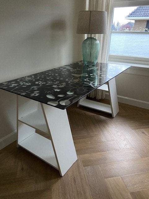 Modern bureau met glazen blad IKEA, Ophalen, Demontabel, 150 cm, Zo goed als nieuw