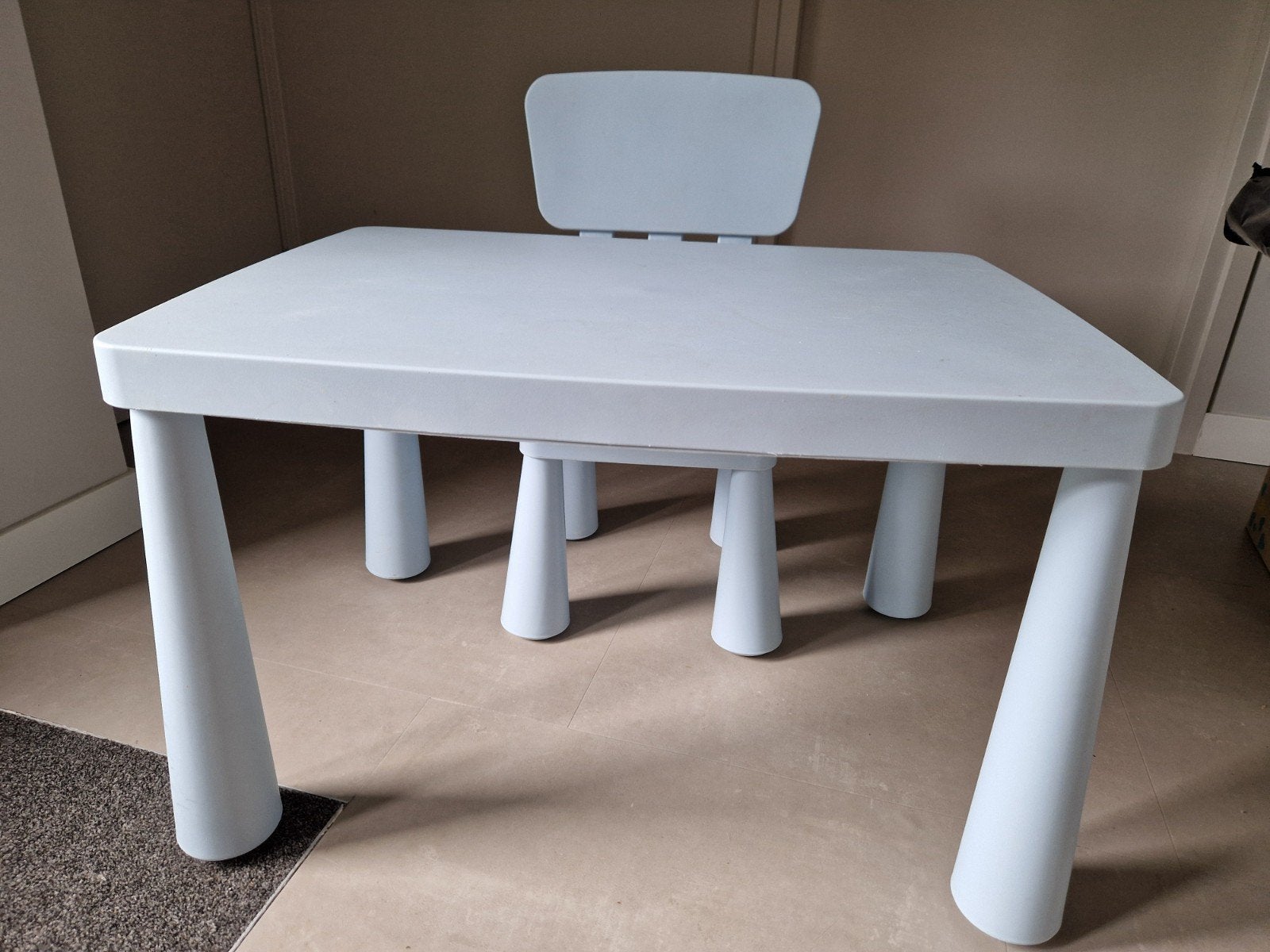 Ikea Mammut kindertafel en stoel - lichtblauw, Kinderen en Baby's, Kinderkamer | Tafels en Stoelen, Ophalen, Gebruikt, Tafel(s) en Stoel(en)