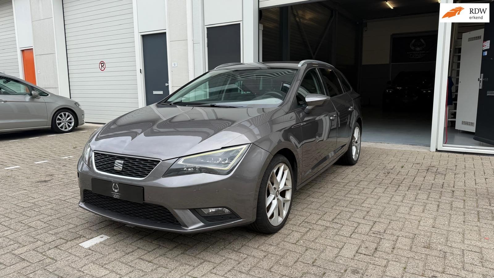 Seat Leon ST Fr DSG - Led - Camera -Navi 1.6 TDI Style Conne, Auto's, Gebruikt, Euro 6, 4 cilinders, Origineel Nederlands