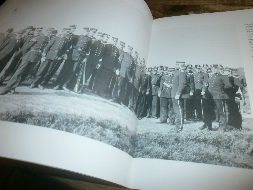 157 jaar militair garnizoen assen met veel oude fotos, Boeken, Ophalen of Verzenden, Tweede Wereldoorlog, Nieuw, Overige onderwerpen