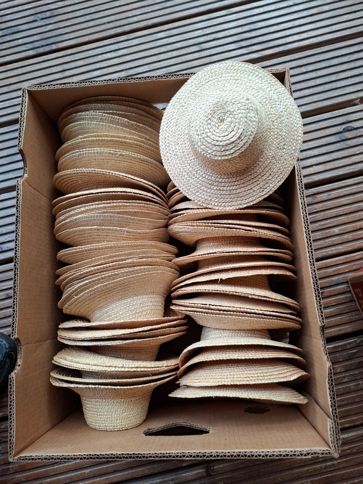 Rieten hoedjes.  Ca 70 stuks.  In 1 koop, Ophalen of Verzenden