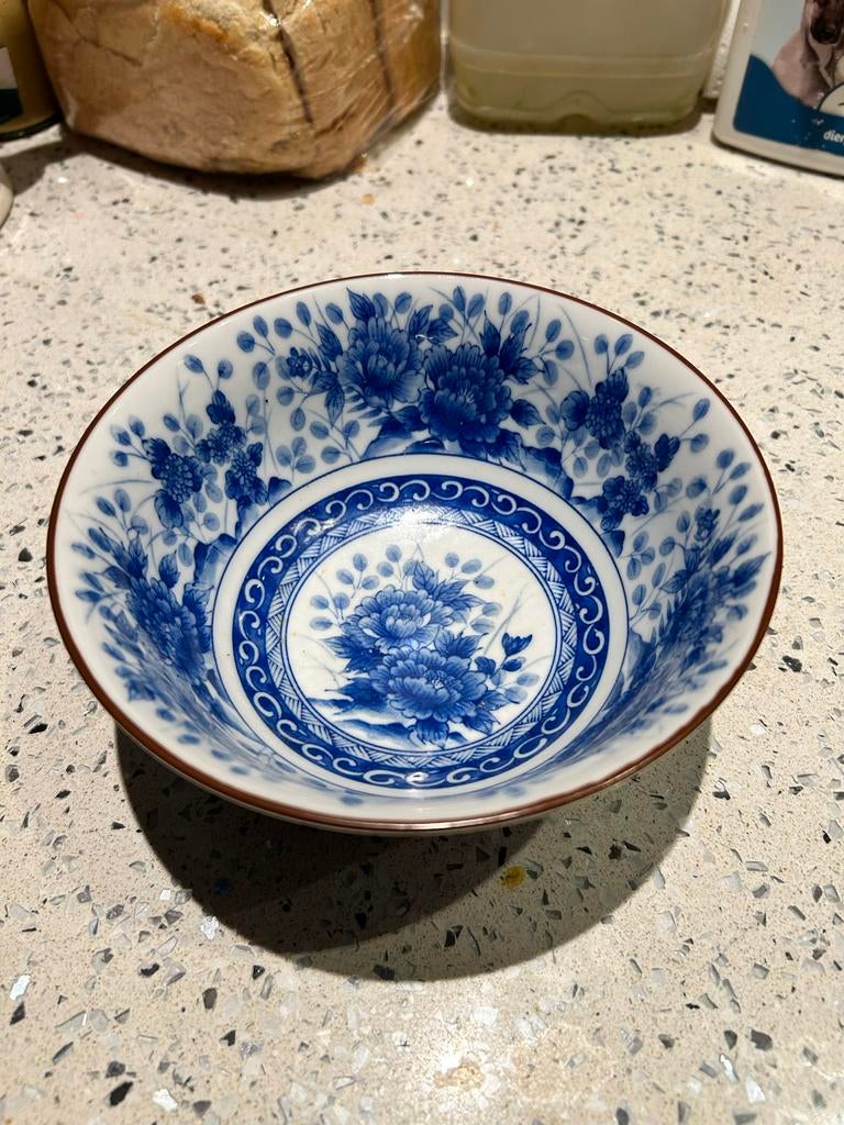 Japanse porseleinen kom met blauw-wit bloemmotief, Ophalen of Verzenden