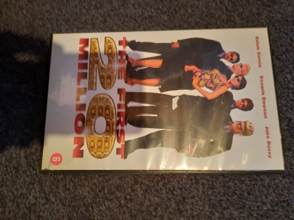 THE FIRST 20 MILLION! Speelfilm Op Ex-Rental VIDEO!, Cd's en Dvd's, VHS | Film, Gebruikt, Verzenden, Alle leeftijden, Komedie