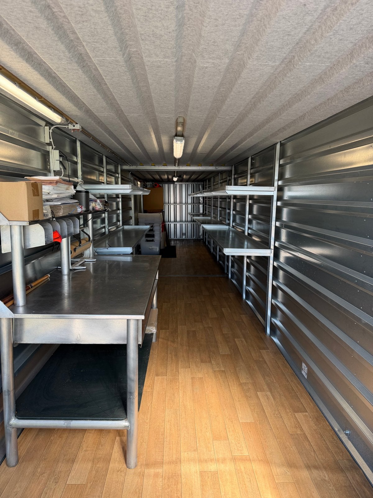 Opslagcontainer 12 meter met RVS werkbanken en stellingen