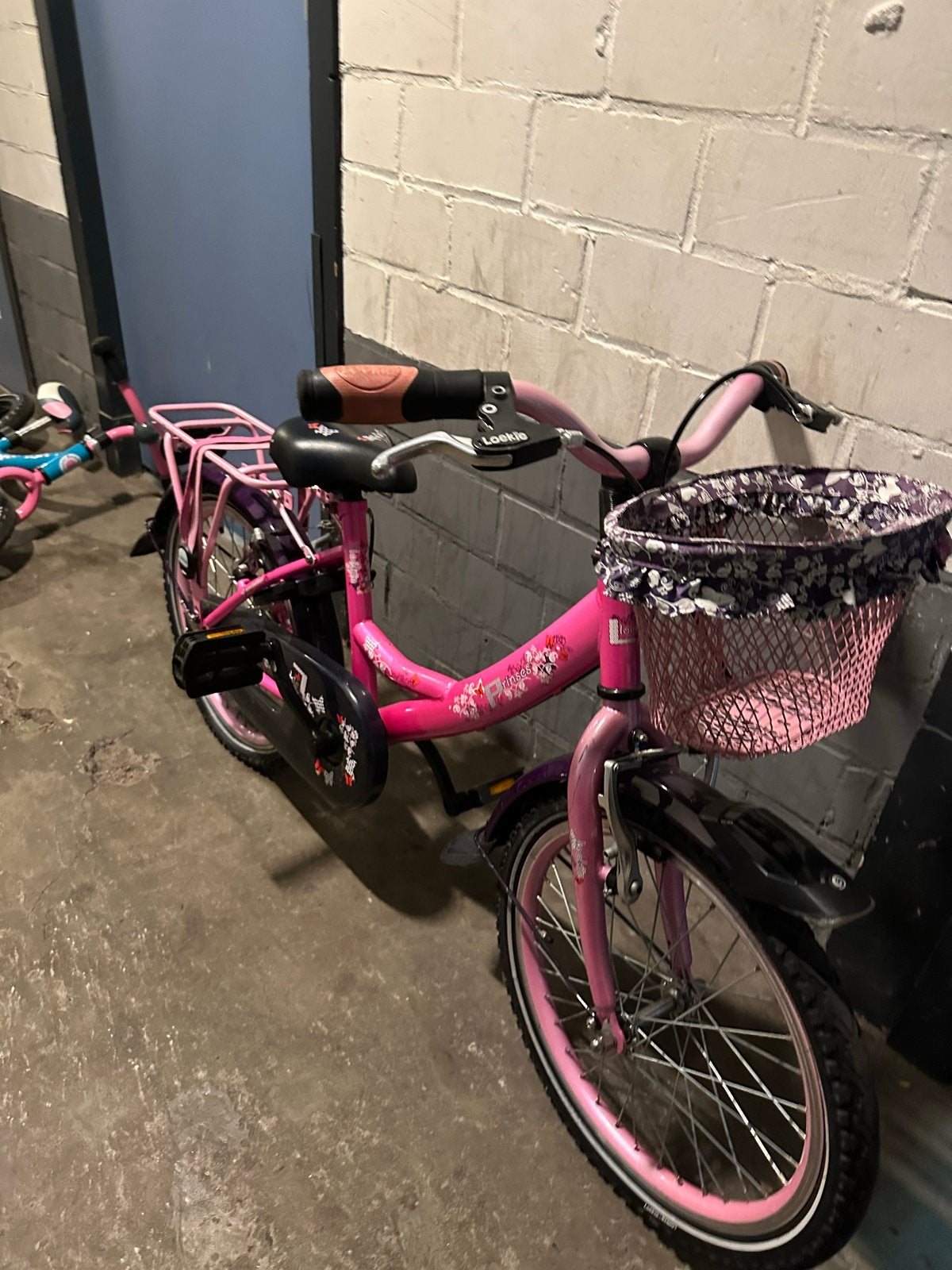 Loekie Roze kinderfiets met mandje en bagagedrager, Terugtraprem, Gebruikt, Ophalen of Verzenden, Handrem