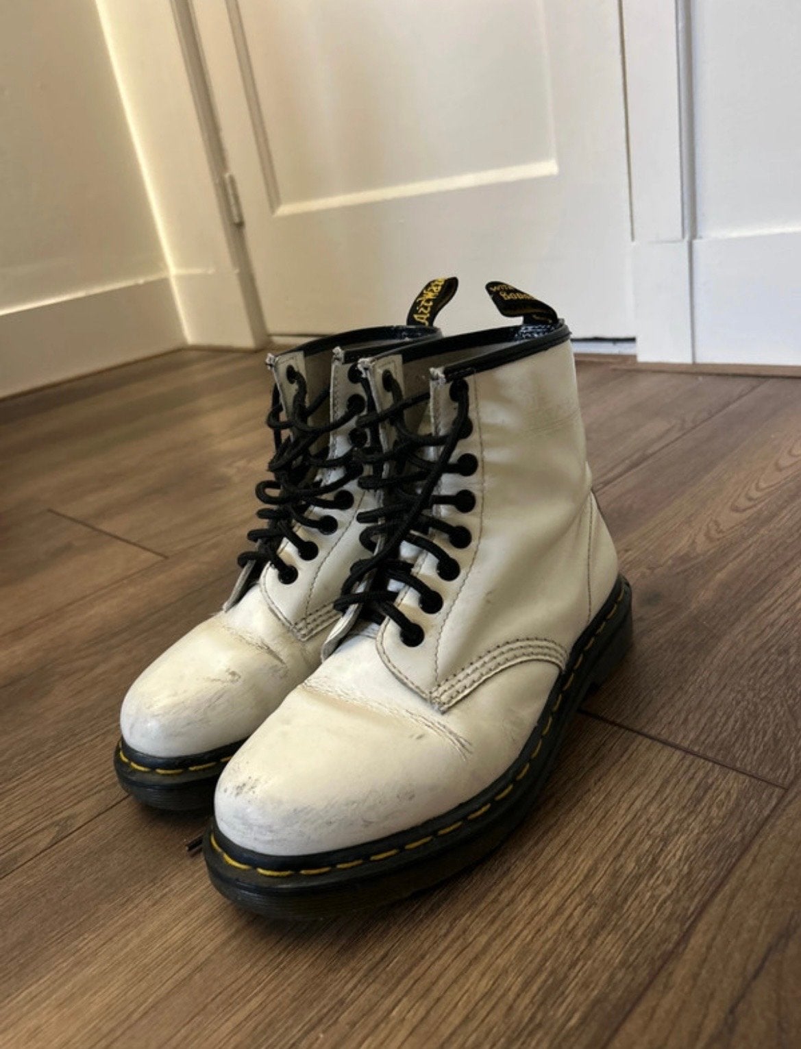 Witte Dr. Martens laarzen - Maat 38, Kleding | Dames, Schoenen, Ophalen of Verzenden, Gedragen, Wit, Lage of Enkellaarzen