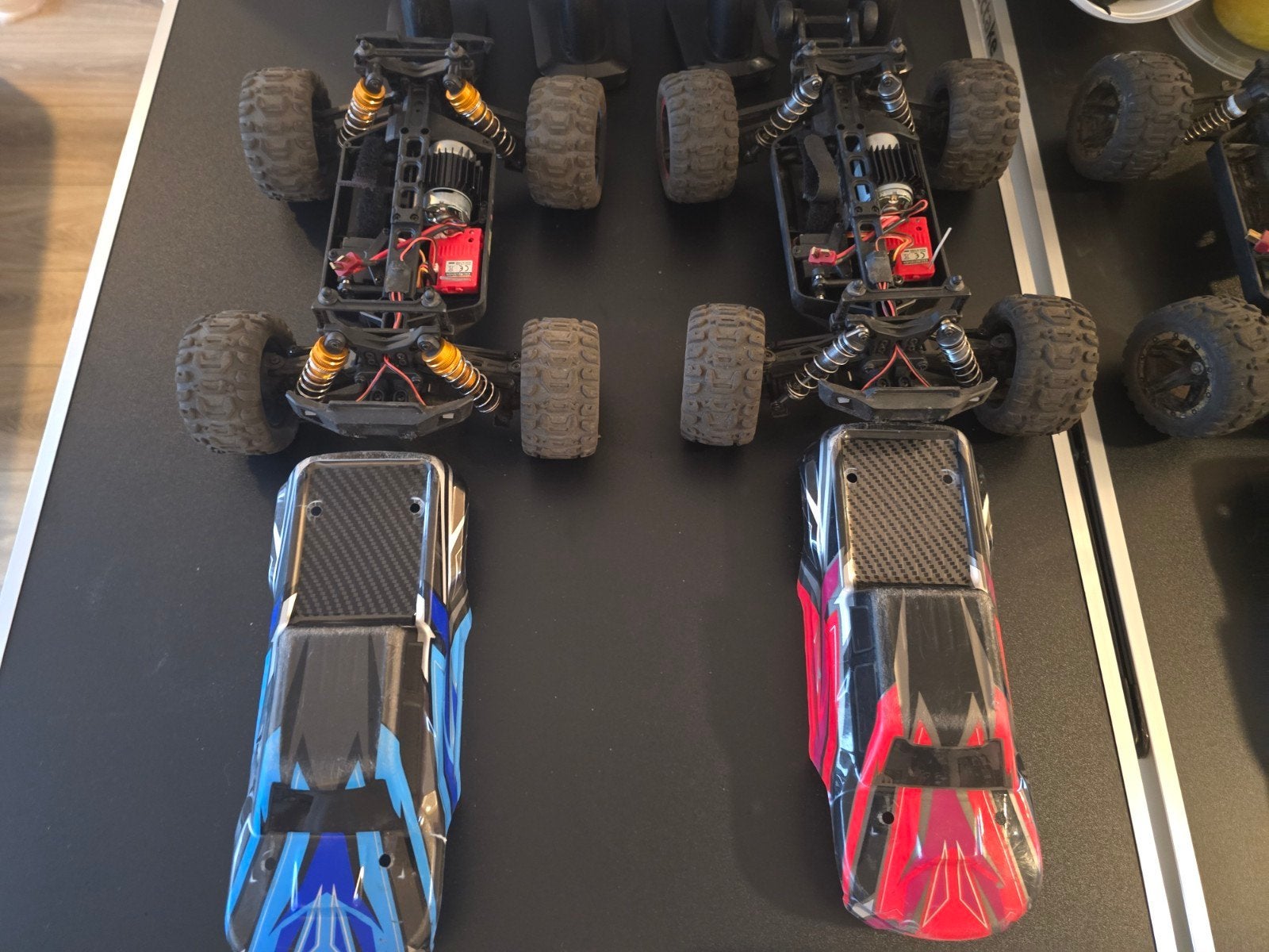 FTX Tracer – 2 werkende auto's + veel onderdelen & accu, Hobby en Vrije tijd, Modelbouw | Radiografisch | Auto's, Ophalen of Verzenden