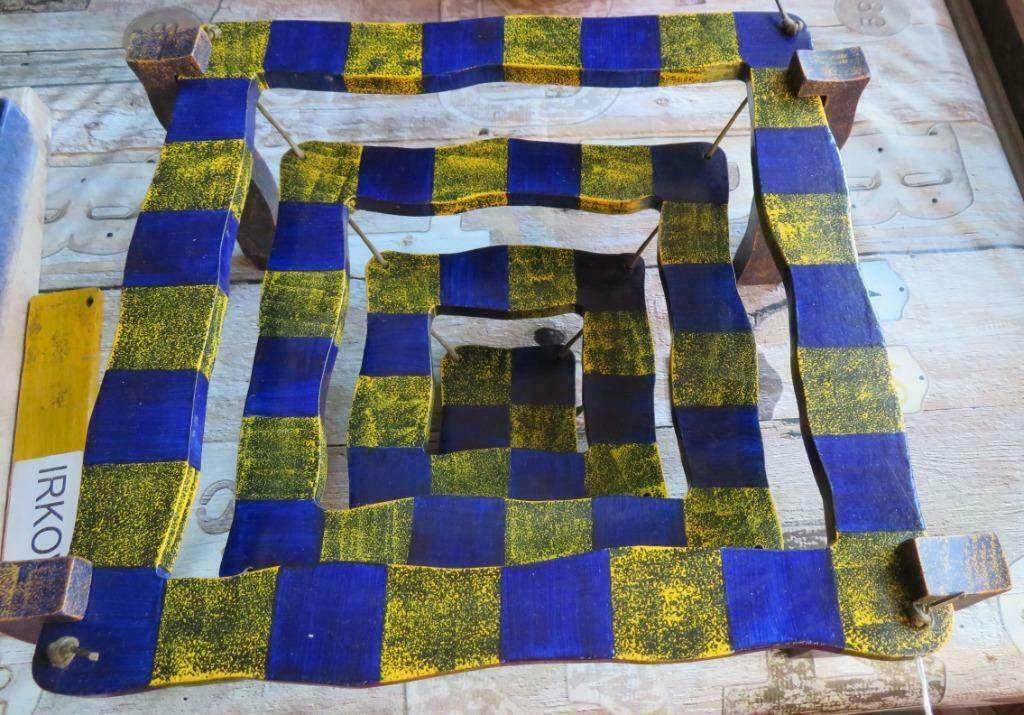 DRIE DIMENSIONAAL SCHAAKBORD * Kunst *, Overige onderwerpen, 50 - 100 cm, Beeld, Hout