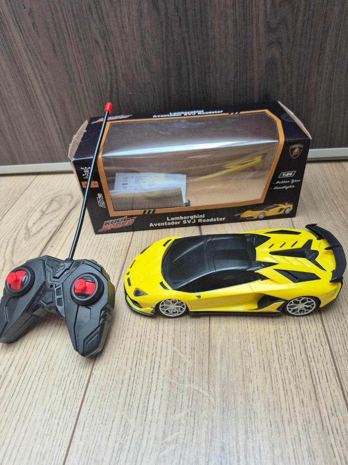 RC Lamborghini Aventador SVJ Roadster - Geel, Elektro, Gebruikt, Ophalen of Verzenden, Auto onroad