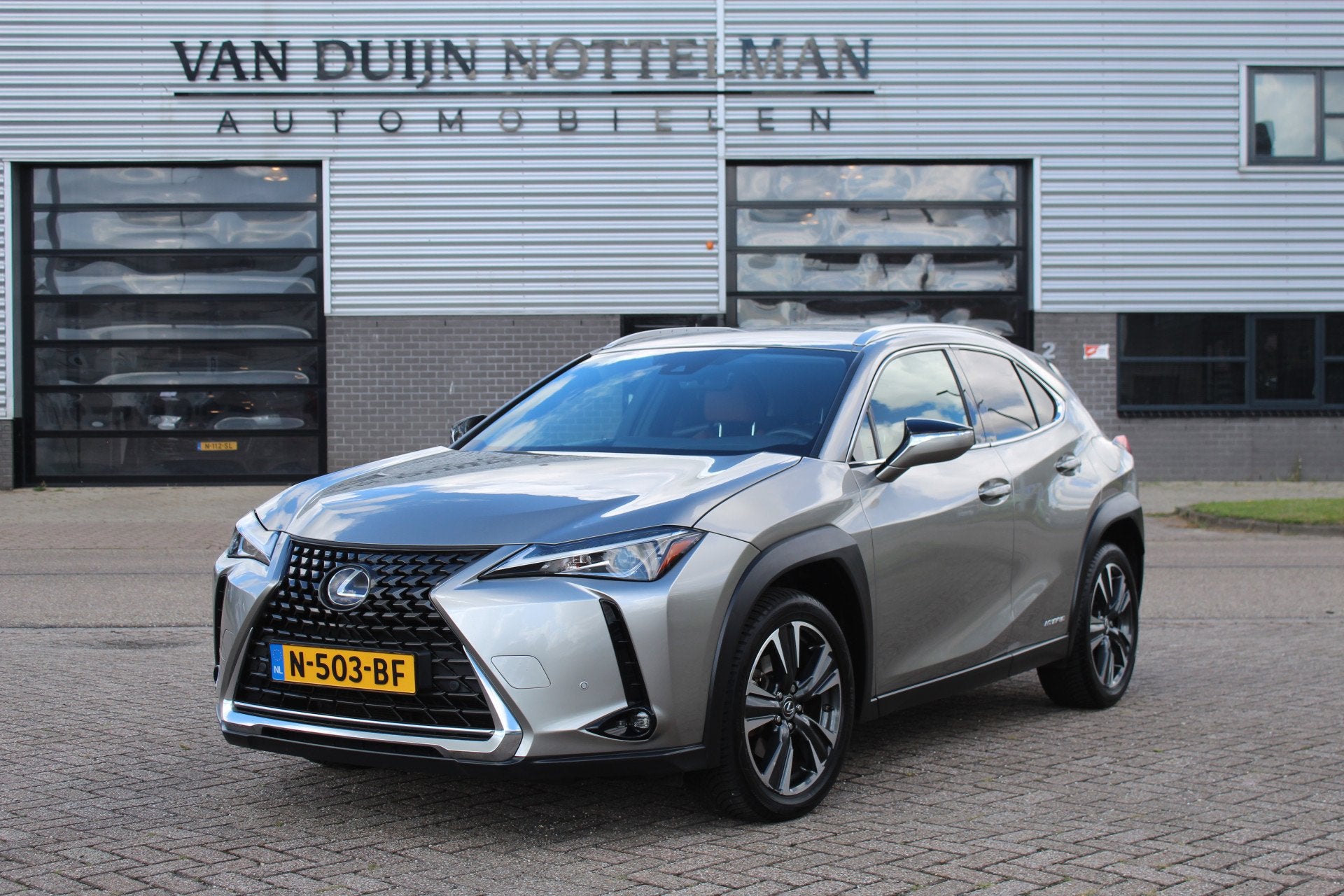 Lexus UX 250h Luxury Line / Carplay / Camera / Leer, Gebruikt, 4 cilinders, Met garantie (alle), 19 km/l