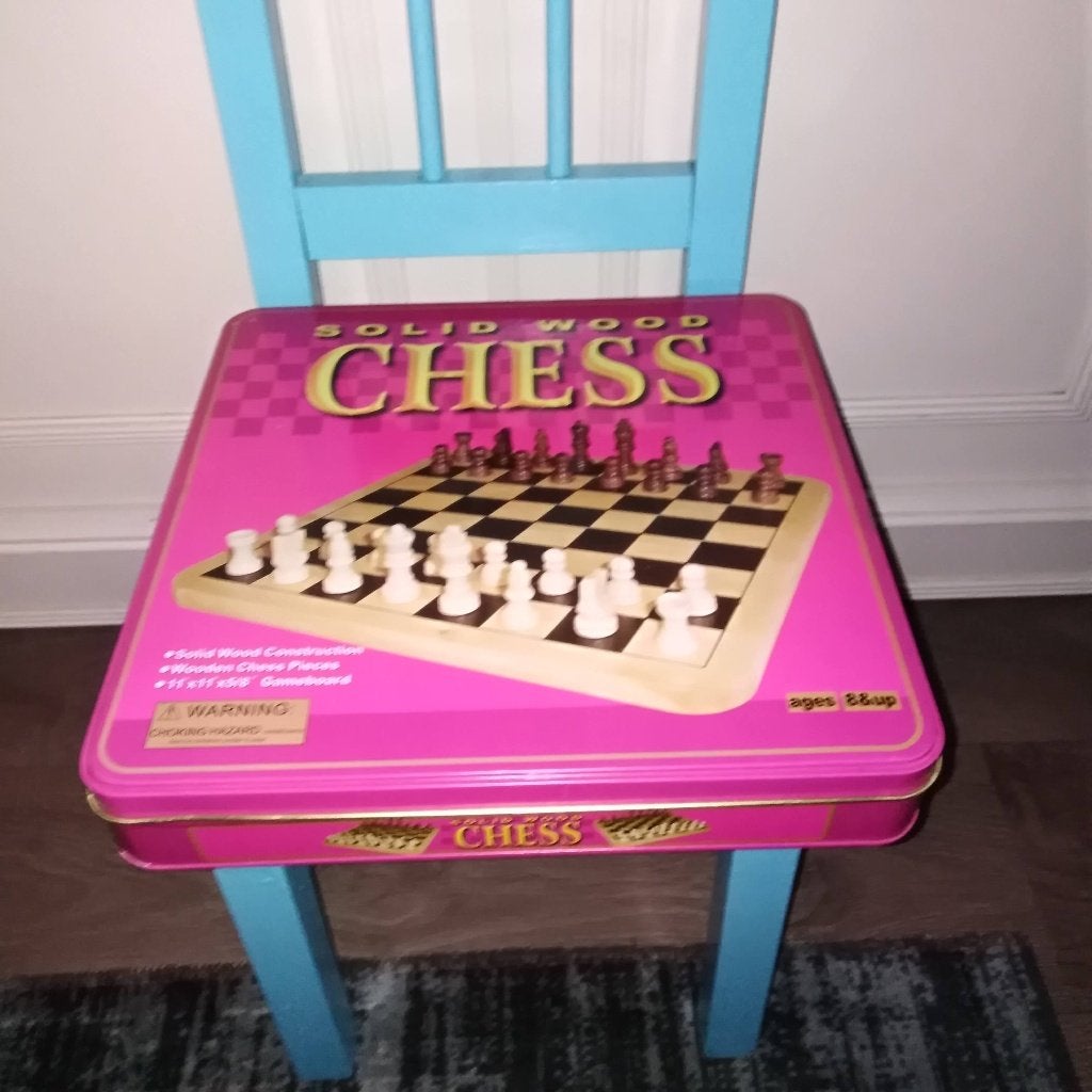 Schaakbord met houten schaakstukken in metalen blik, Hobby en Vrije tijd, Gezelschapsspellen | Bordspellen, Een of twee spelers