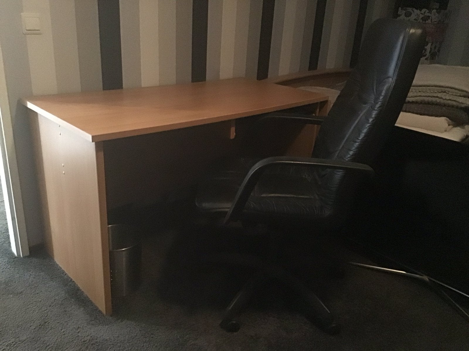 Bureau met Bureau  stoel, 1 persoond bed + boekenplank., Ophalen, Zo goed als nieuw