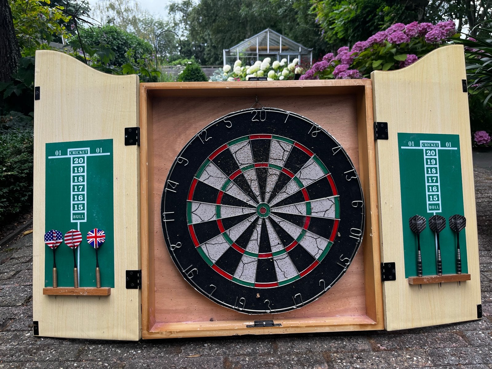 Dartbord in houten kast - Kings Head Pub & Lodging, Ophalen, Gebruikt, Dartbord met pijlen
