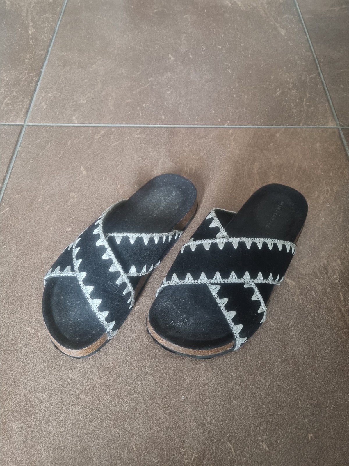 Zwarte slippers met wit borduursel Reserved maat 34, Slippers, Zwart, Ophalen of Verzenden, Onbekend