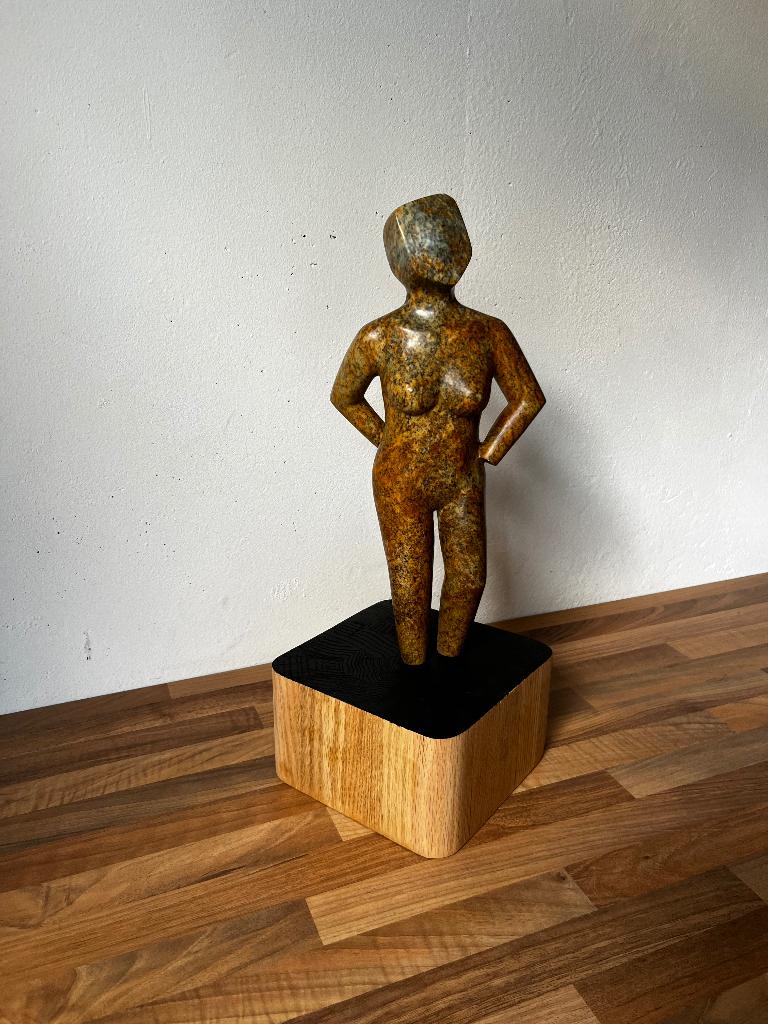 Beeld Annet | powervrouw | handgemaakt | speksteen, Antiek en Kunst, Ophalen, 50 - 100 cm, Steen of Keramiek, Beeld