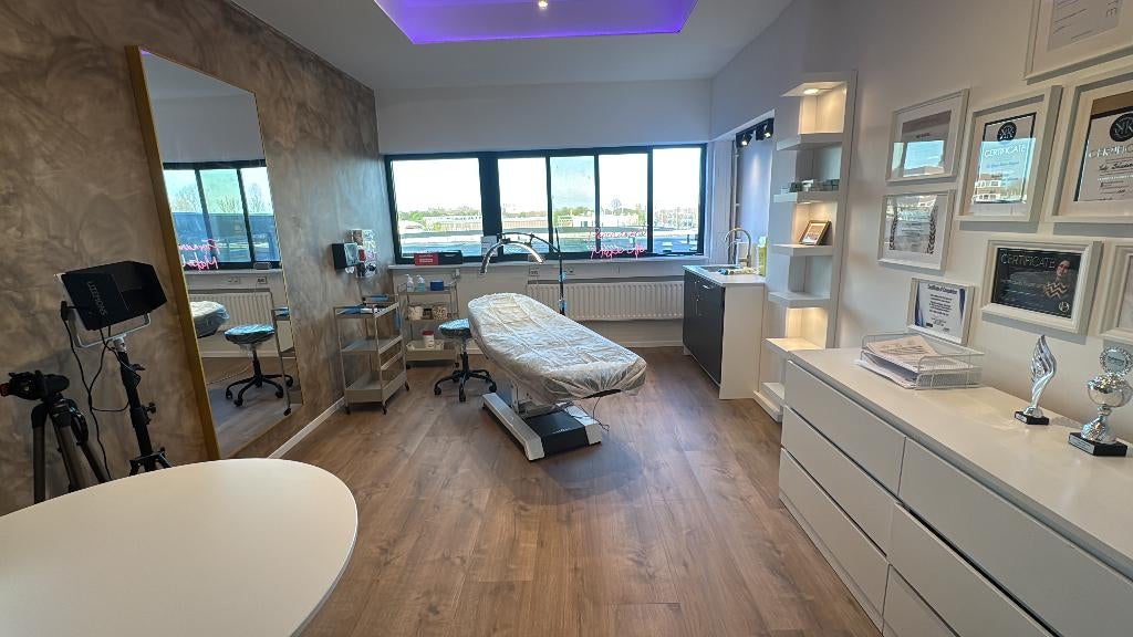 Renting for beauty treatments studio and permanent makeup, 20 tot 35 m², Amsterdam