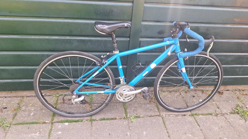 Kleine maat kinder racefiets met gebruikerssporen, Fietsen en Brommers, Fietsen | Racefietsen, Gebruikt, Velgrem, Minder dan 49 cm