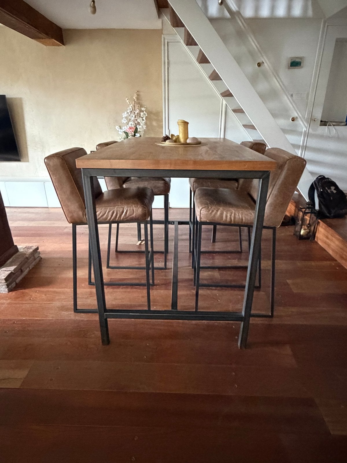 Massief Notenhouten bartafel, met 4 barstoelen van Het Anker, Ophalen, 60 tot 90 cm, Leer, Zo goed als nieuw