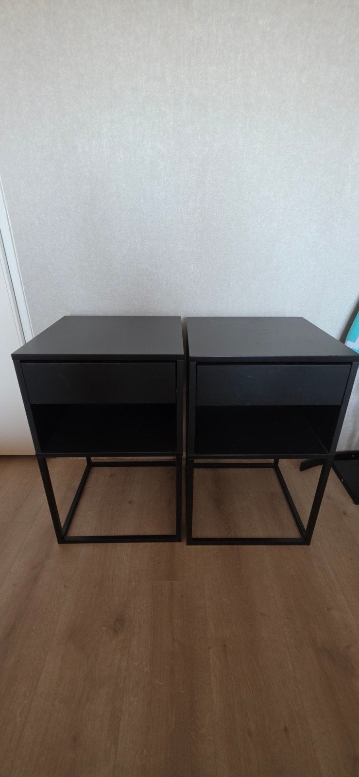 2x IKEA VIKHAMMER Nachtkastjes Zwart, Ophalen, Gebruikt, Minder dan 45 cm, Metaal of Aluminium