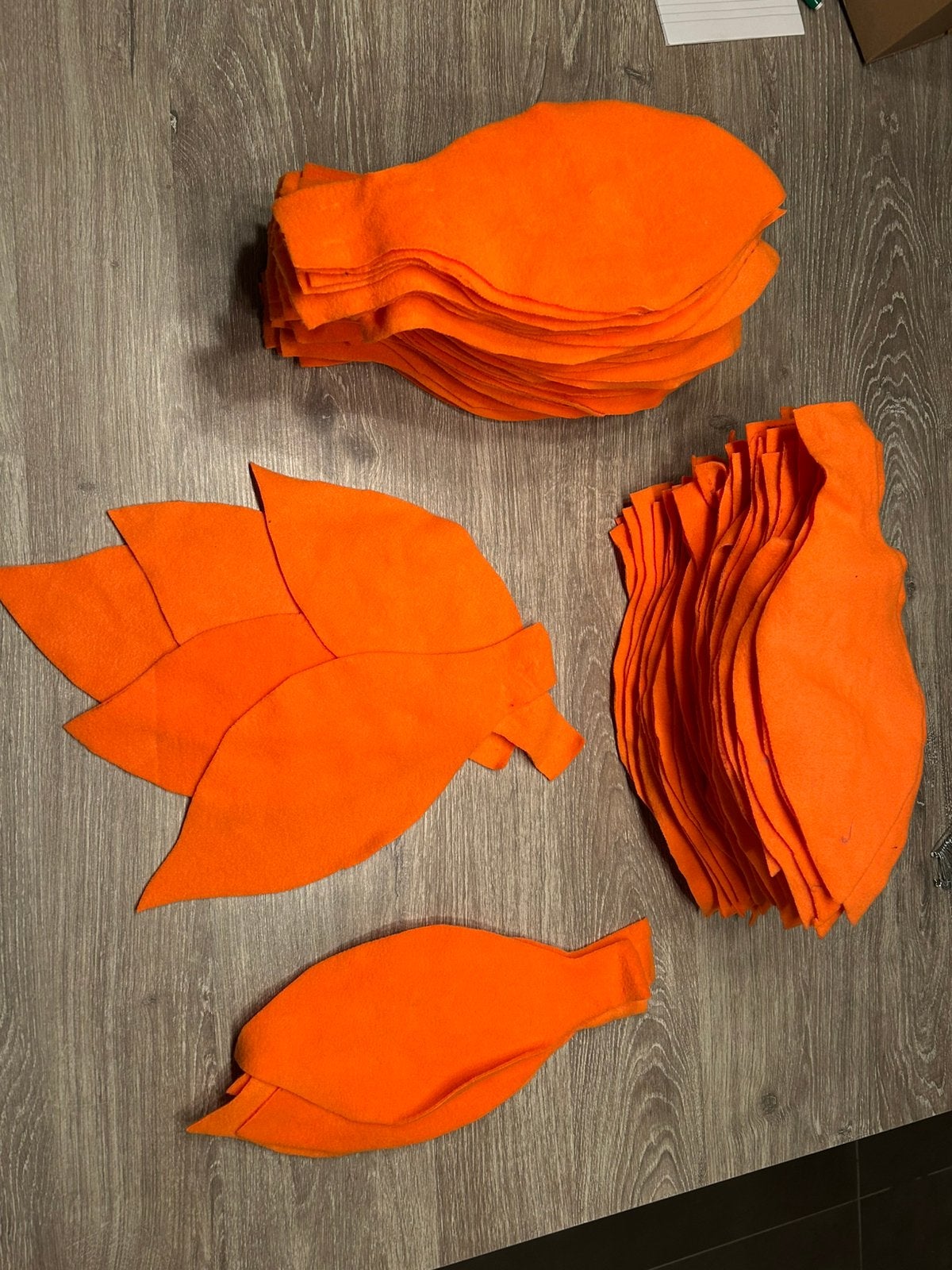 110x oranje hawai blad of bladeren / loopgroep carnaval, Ophalen of Verzenden, Zo goed als nieuw, Oranje