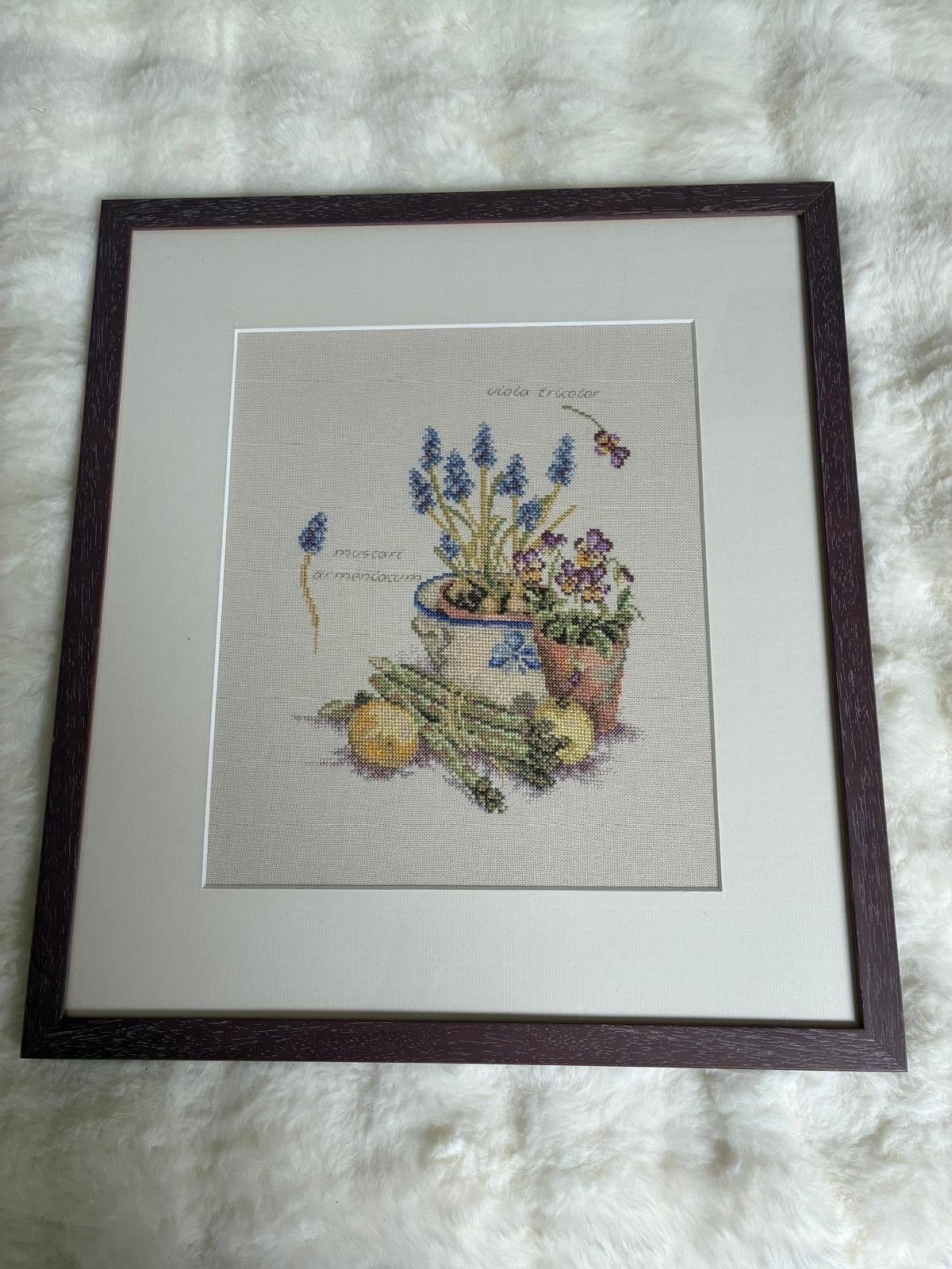 Mooi geborduurd kunstwerk met blauwe druifjes, ingelijst, Huis en Inrichting, Ophalen, Minder dan 50 cm, Overige typen, Zo goed als nieuw