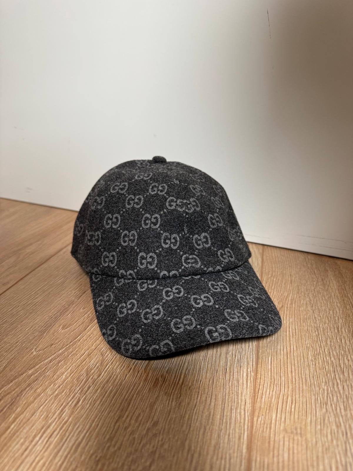 Gucci pet zachte stof met GG patroon nieuw maat M, Kleding | Dames, Ophalen of Verzenden, Nieuw, Pet