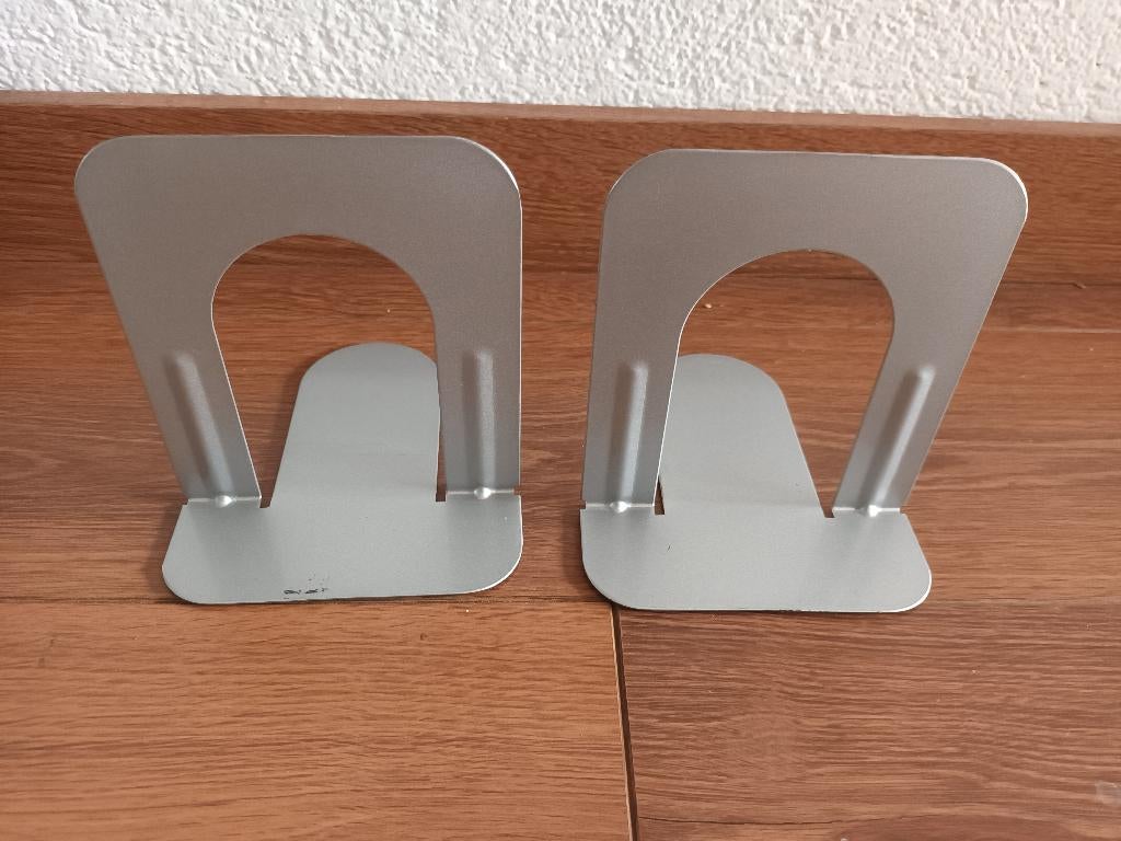 2 metalen boekensteunen metaal boeken steunen zilverkleurig, Huis en Inrichting, Woonaccessoires | Wandplanken en Boekenplanken