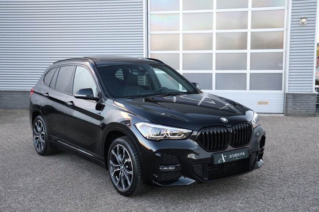 BMW X1 xDrive25e 220PK M-Sport Pano|Trekh|Memory|Stuurvw|HUD, Auto's, Gebruikt, Beige, Lichtsensor, Zwart