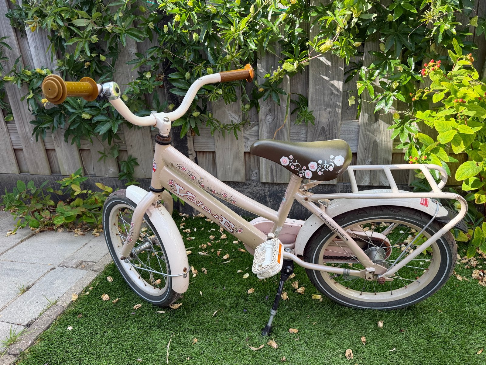 Kinderfiets 16 inch - Roze/Beige met bloemendetails, Ophalen, Gebruikt, Terugtraprem, Minder dan 16 inch