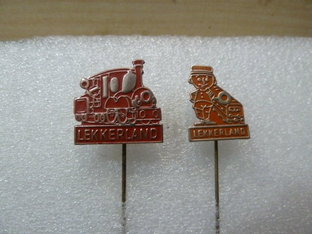 2 Speldjes Lekkerland - Trein en Figuurtje, Verzamelen, Ophalen of Verzenden, Gebruikt, Overige onderwerpen, Speldje of Pin